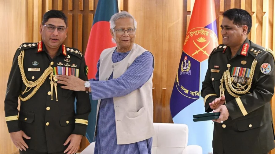 সেনাপ্রধানকে ‘সেনাবাহিনী পদক’ দিলেন প্রধান উপদেষ্টা